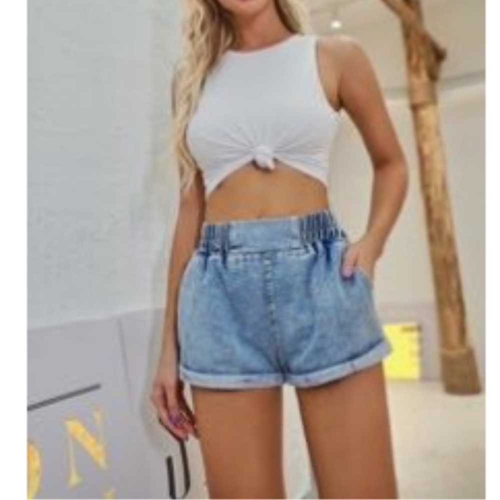 NWOT Slant Pocket Rolled Hem Denim Shorts - Size XS (2)